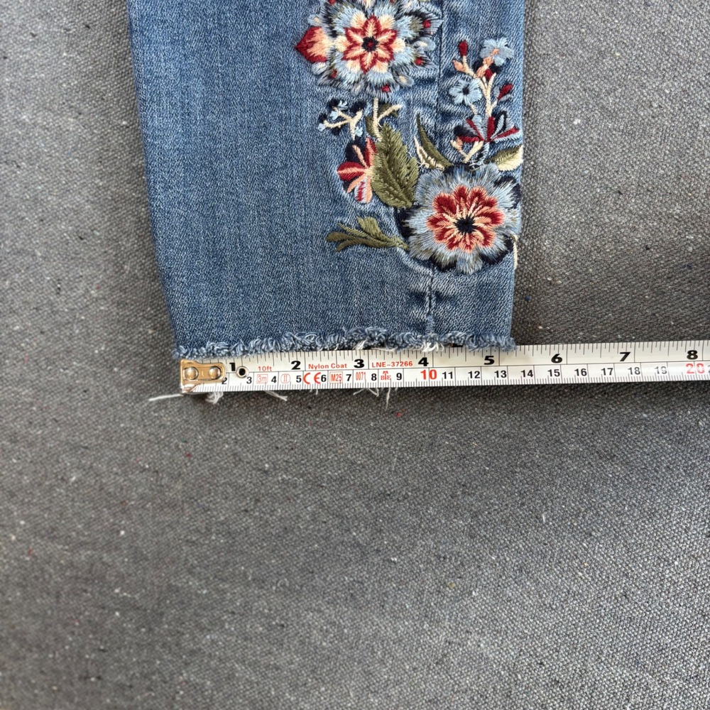 Driftwood Jackie Jeans Women Size 30 Blue Excellent Floral Embroidered Raw Hem - Picture 8 of 10